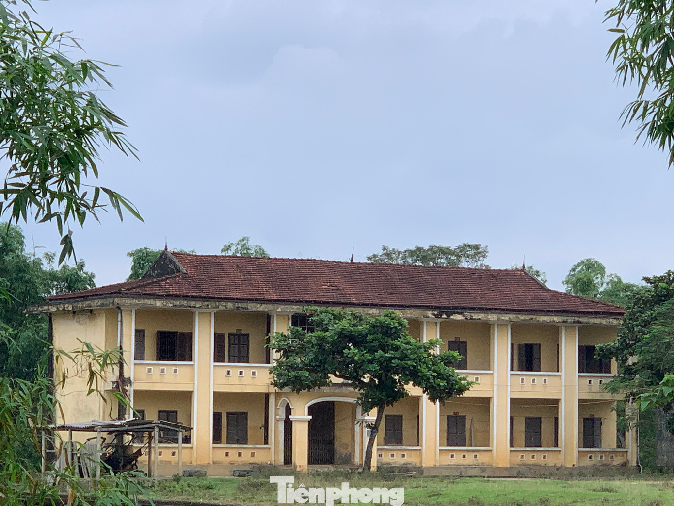 Tại xã An Hoà Thịnh (huyện Hương Sơn) cũng còn hai điểm trường đang trong tình trạng bỏ hoang lãng phí. Trong ảnh điểm trường tại xã Sơn Thịnh (cũ) bỏ hoang nhiều năm, khuôn viên cây cỏ mọc um tùm.