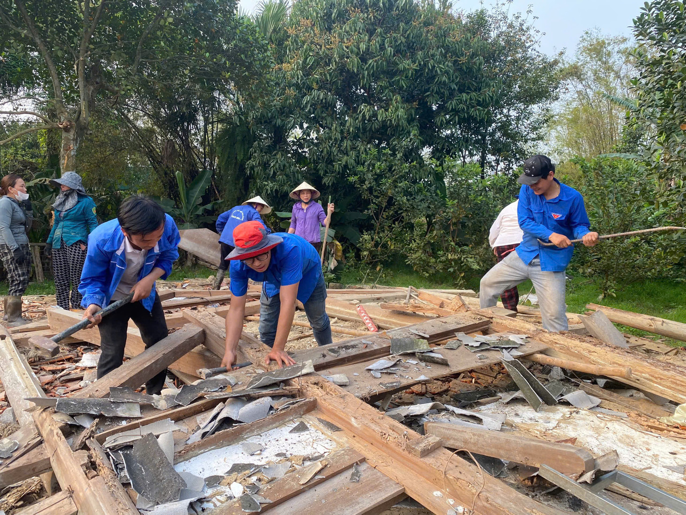 Những ngày qua, hàng chục đoàn viên thanh niên đã đến góp sức, hỗ trợ xây dựng lại nhà ở cho bà Lê Thị Thiệm (thôn Đông Nam, xã Thạch Bình, thành phố Hà Tĩnh). Trong ảnh từng nhóm thanh niên trong màu áo xanh tình nguyện tất bật tháo dỡ căn nhà cũ, di dời đồ đạc, sắp xếp những vật dụng còn sử dụng được vào nhà kho.