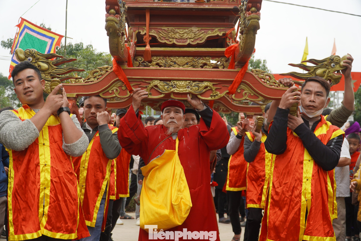 Năm nay, chính quyền địa phương và người dân cùng rước báu vật của vua Hàm Nghi ban, từ nhà ông Trần Văn Nhung - nguyên cố đạo chủ năm Nhâm Dần 2022 (người trông coi bảo vật vua ban, ở thôn Hòa Nhượng, xã Phú Gia) đến nhà ông Phan Hùng Vỹ - tân cố đạo chủ năm Quý Mão 2023 (thôn Phú Hồ, xã Phú Gia). Năm nay, chính quyền địa phương và người dân cùng rước báu vật của vua Hàm Nghi ban, từ nhà ông Trần Văn Nhung - nguyên cố đạo chủ năm Nhâm Dần 2022 (người trông coi bảo vật vua ban, ở thôn Hòa Nhượng, xã Phú Gia) đến nhà ông Phan Hùng Vỹ - tân cố đạo chủ năm Quý Mão 2023 (thôn Phú Hồ, xã Phú Gia).