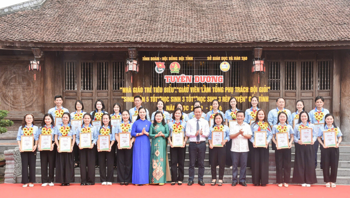 Các cá nhân xuất sắc được trao danh hiệu “Nhà giáo trẻ tiêu biểu” và “Giáo viên làm Tổng phụ trách Đội giỏi".