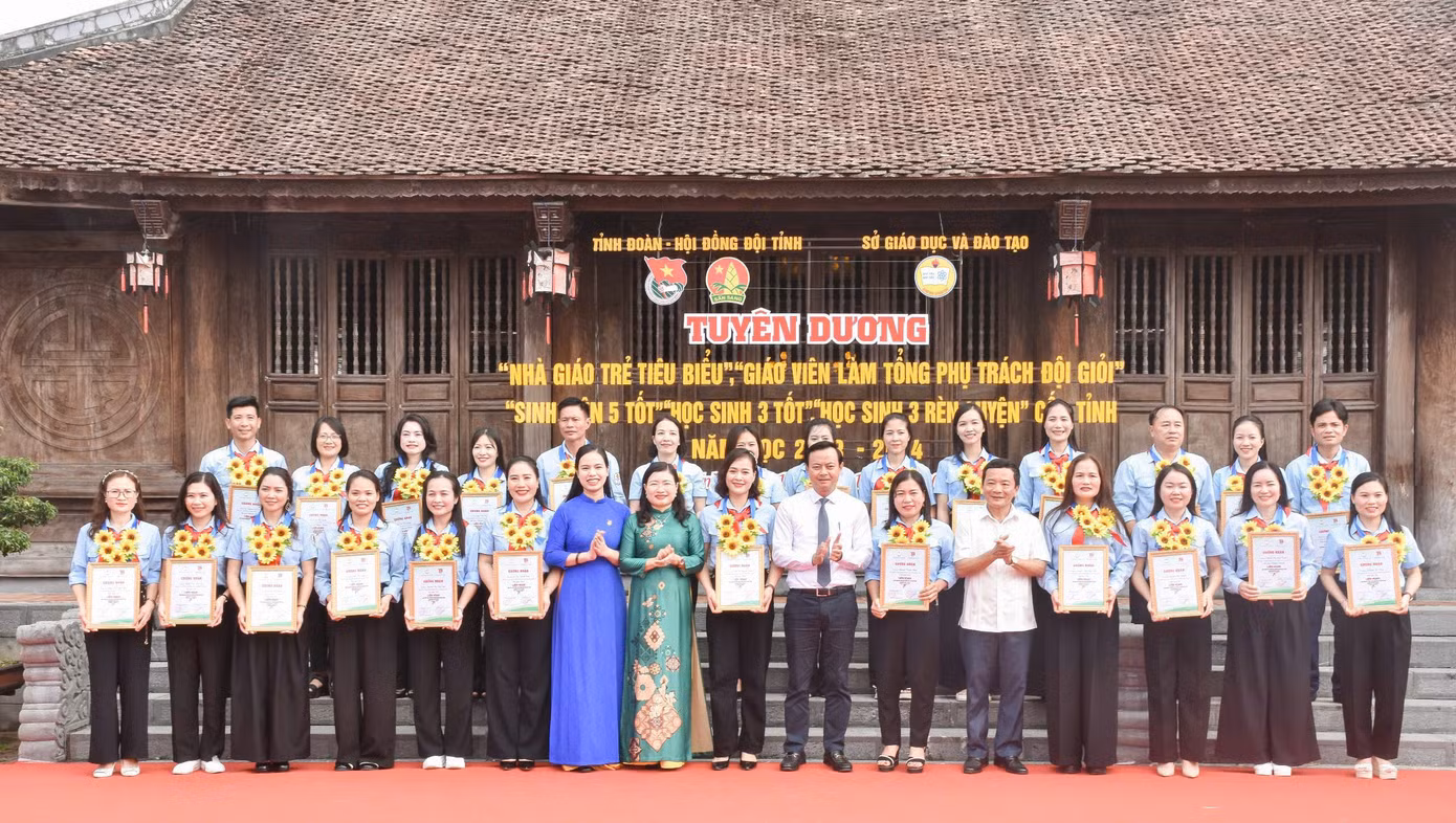 Các cá nhân xuất sắc được trao danh hiệu “Nhà giáo trẻ tiêu biểu” và “Giáo viên làm Tổng phụ trách Đội giỏi".