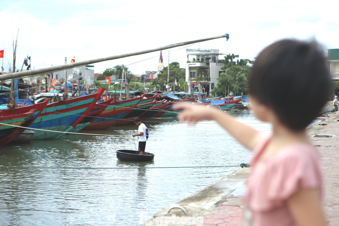Theo thông tin từ Đài Khí tượng thủy văn Hà Tĩnh, đến 4h ngày 12/9, vị trí tâm bão ở khoảng 16,6 độ Vĩ Bắc; 110,5 độ Kinh Đông, cách quần đảo Hoàng Sa khoảng 150 km về phía Tây. Sức gió mạnh nhất vùng gần tâm bão mạnh cấp 11 (100-120 km/giờ), giật cấp 13.
