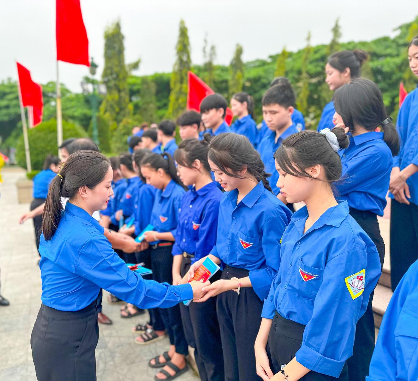 Nằm trong chuỗi chương trình, ban tổ chức đã tổ chức kết nạp cho 48 đoàn viên mới trường THCS Thạch Trung.