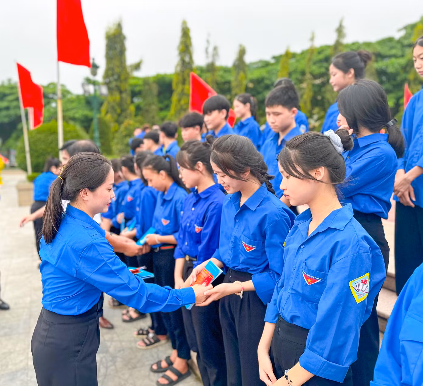 Nằm trong chuỗi chương trình, ban tổ chức đã tổ chức kết nạp cho 48 đoàn viên mới trường THCS Thạch Trung.