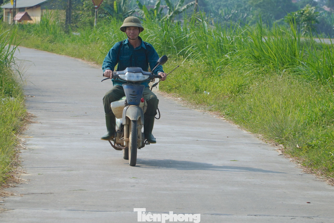 Khi mặt trời đứng bóng, nhiều người nông dân vội vã về nhà. Khi mặt trời đứng bóng, nhiều người nông dân vội vã về nhà.