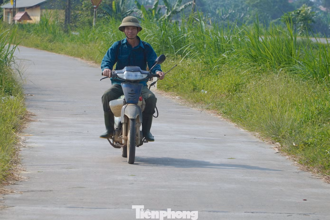 Khi mặt trời đứng bóng, nhiều người nông dân vội vã về nhà.