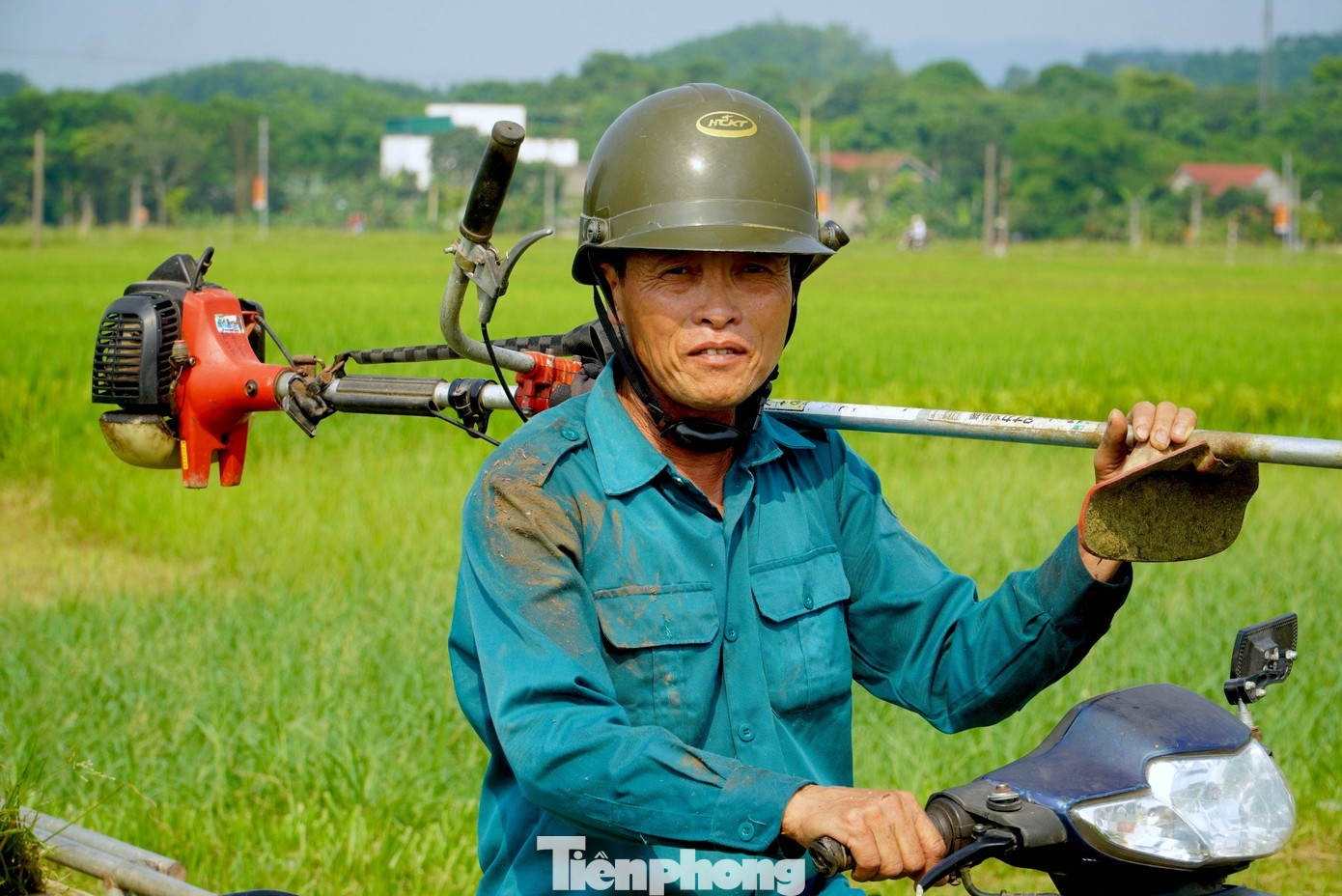 Nhiệt độ tăng cao, nông dân Hà Tĩnh vật vã lao động giữa thời tiết như thiêu đốt. Nhiệt độ tăng cao, nông dân Hà Tĩnh vật vã lao động giữa thời tiết như thiêu đốt.