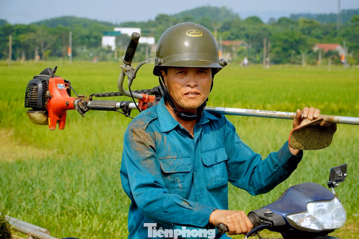Nhiệt độ tăng cao, nông dân Hà Tĩnh vật vã lao động giữa thời tiết như thiêu đốt.