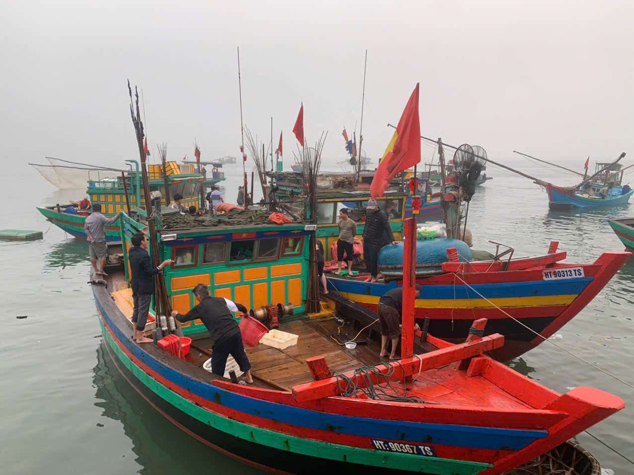 Ngư dân thu dọn thuyền về neo đậu cảng Cửa Sót sau chuyến ra khơi những ngày cuối năm.