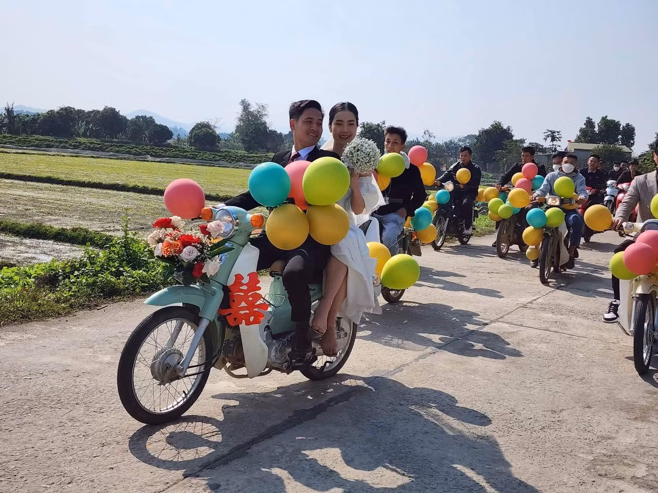 Đám cưới đưa dâu bằng xe Cub đang "gây sốt" cộng đồng mạng. Đám cưới đưa dâu bằng xe Cub đang "gây sốt" cộng đồng mạng.