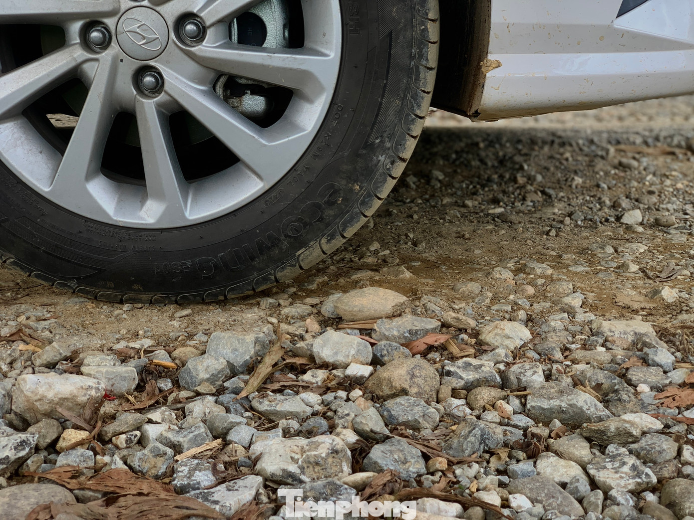 Không chỉ đối mặt với nguy cơ mất an toàn, tuyến đường xuống cấp cũng ảnh hưởng đến quá trình sinh hoạt, phát triển kinh tế của người dân bị ảnh hưởng.