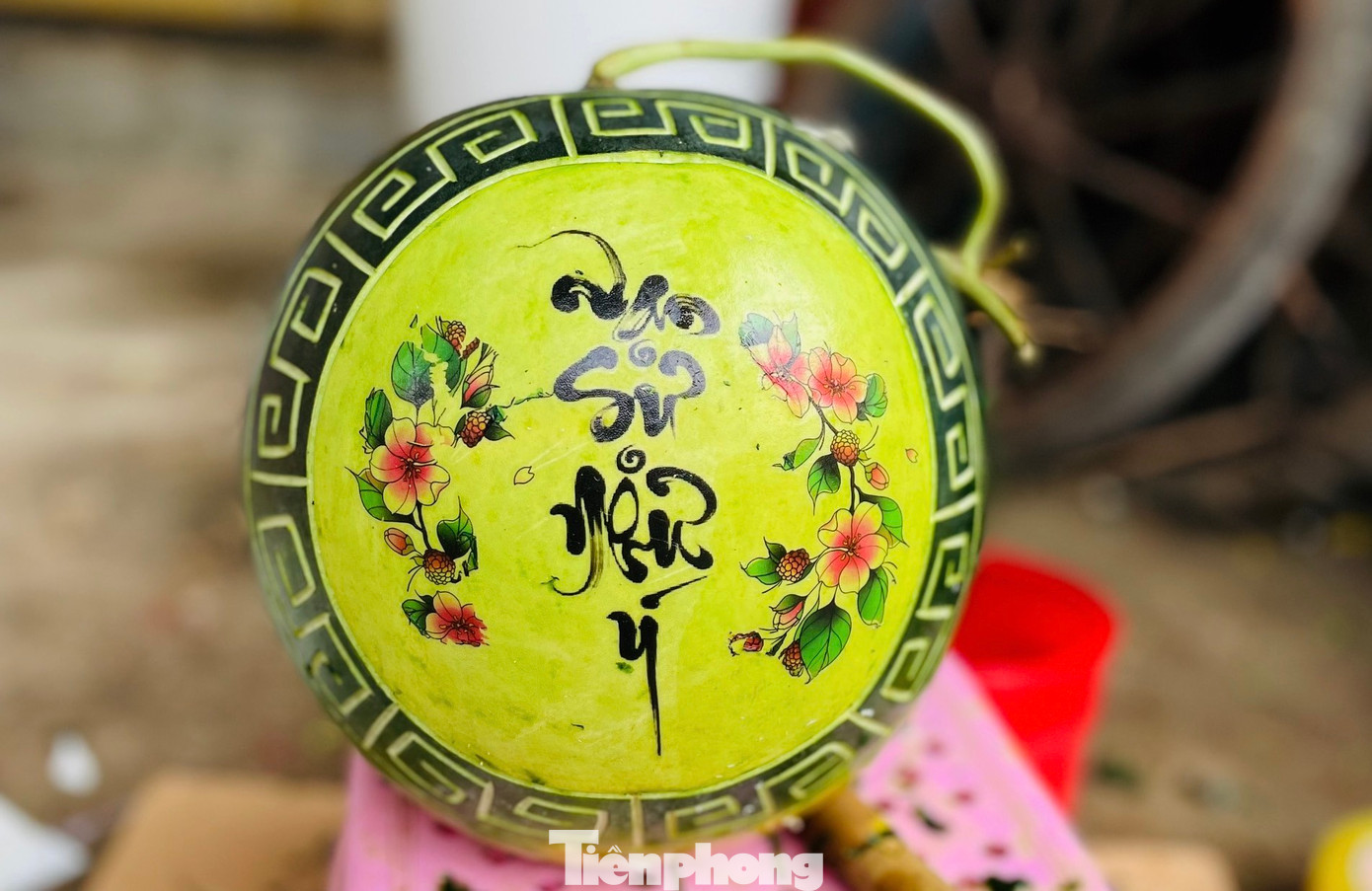 Để làm nên một sản phẩm cắt tỉa dưa hấu hoàn chỉnh đòi hỏi sự khéo léo và tâm huyết của mỗi người thợ. Các công đoạn vẽ, tô, xịt, khắc, sơn để tạo nên một hình khắc hoàn chỉnh đều rất cầu kỳ, chỉ cần sơ sẩy là có thể sẽ hỏng cả quả dưa hấu.