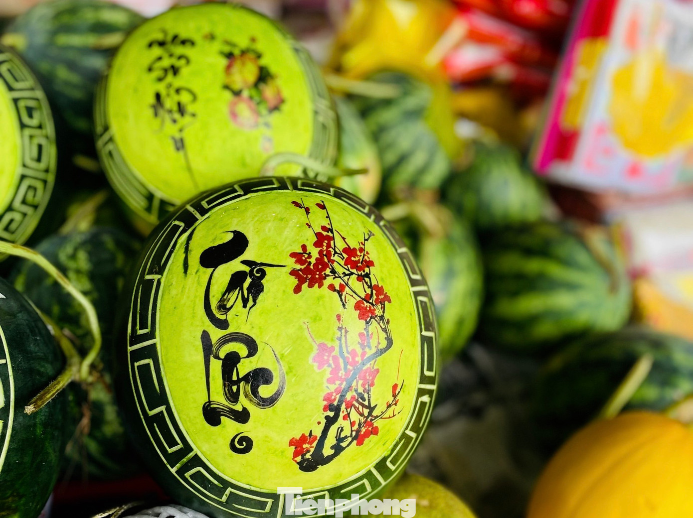 Dưa hấu qua những lưỡi dao tỉa, khắc tinh tế đã nhanh chóng được tạo thành các hình dạng bắt mắt phục vụ cho dịp chưng Tết.