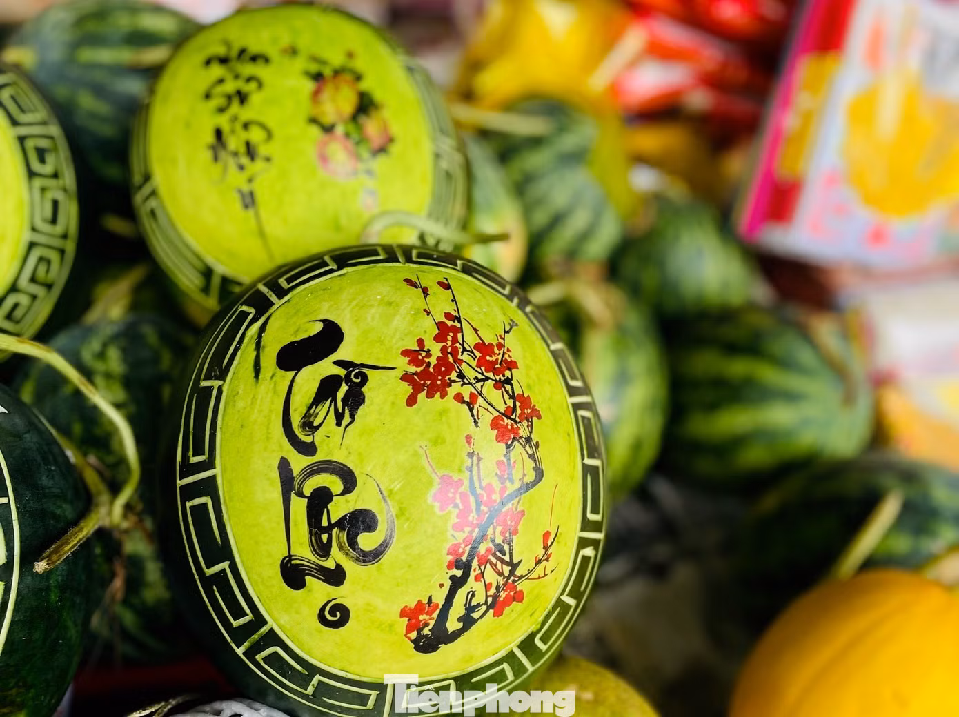Dưa hấu qua những lưỡi dao tỉa, khắc tinh tế đã nhanh chóng được tạo thành các hình dạng bắt mắt phục vụ cho dịp chưng Tết.