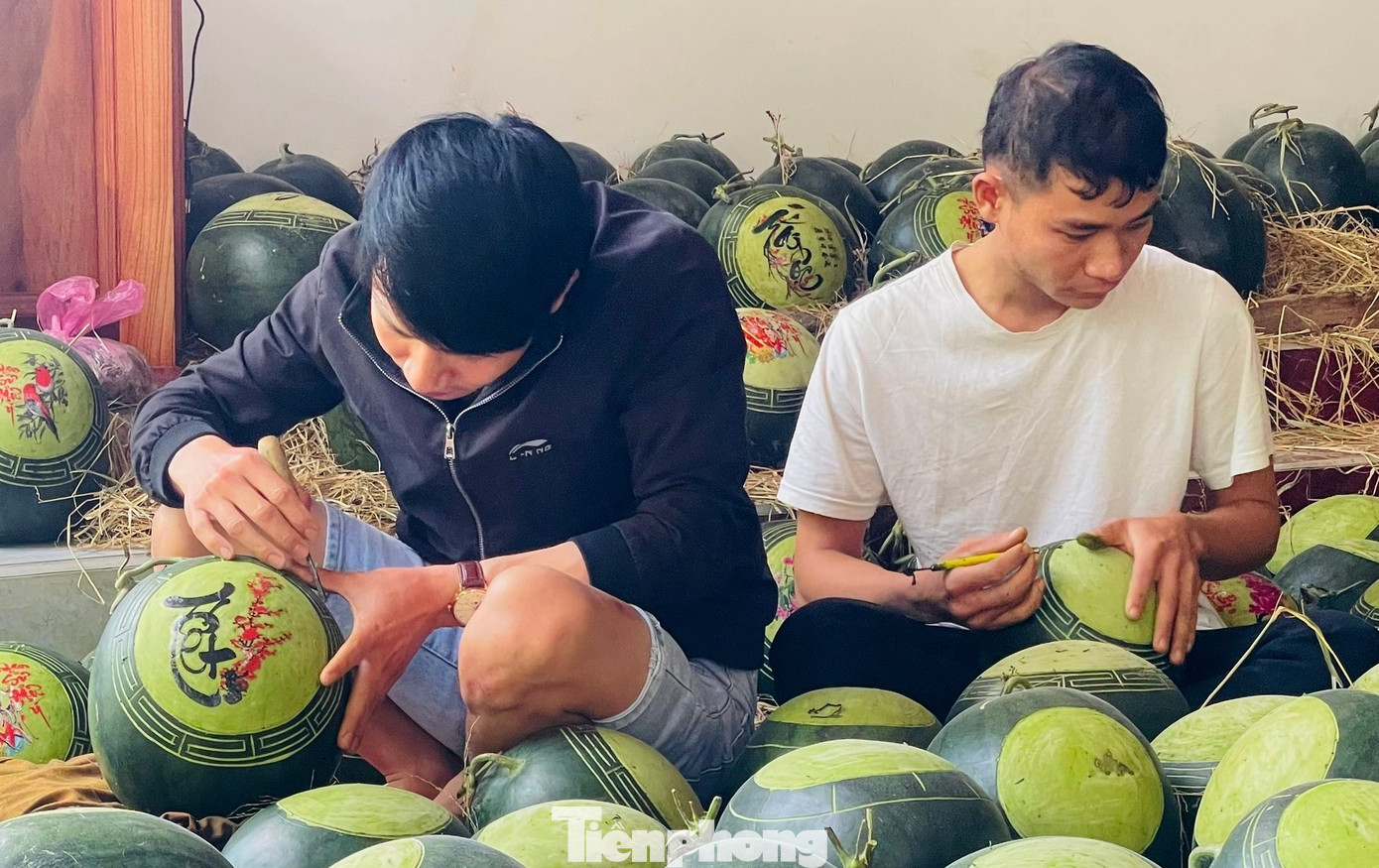 Những ngày này, anh Phạm Quang Thiết (30 tuổi, trú huyện Hương Sơn, Hà Tĩnh) “làm đẹp” cho 200 quả dưa hấu bán phục vụ thị trường dịp Tết. Anh Thiết cho biết, quá trình đi học nấu ăn đã được học qua về khắc chữ trên hoa quả nên ngày Tết tranh thủ ôn lại nghề, cũng là để kiếm thêm thu nhập.