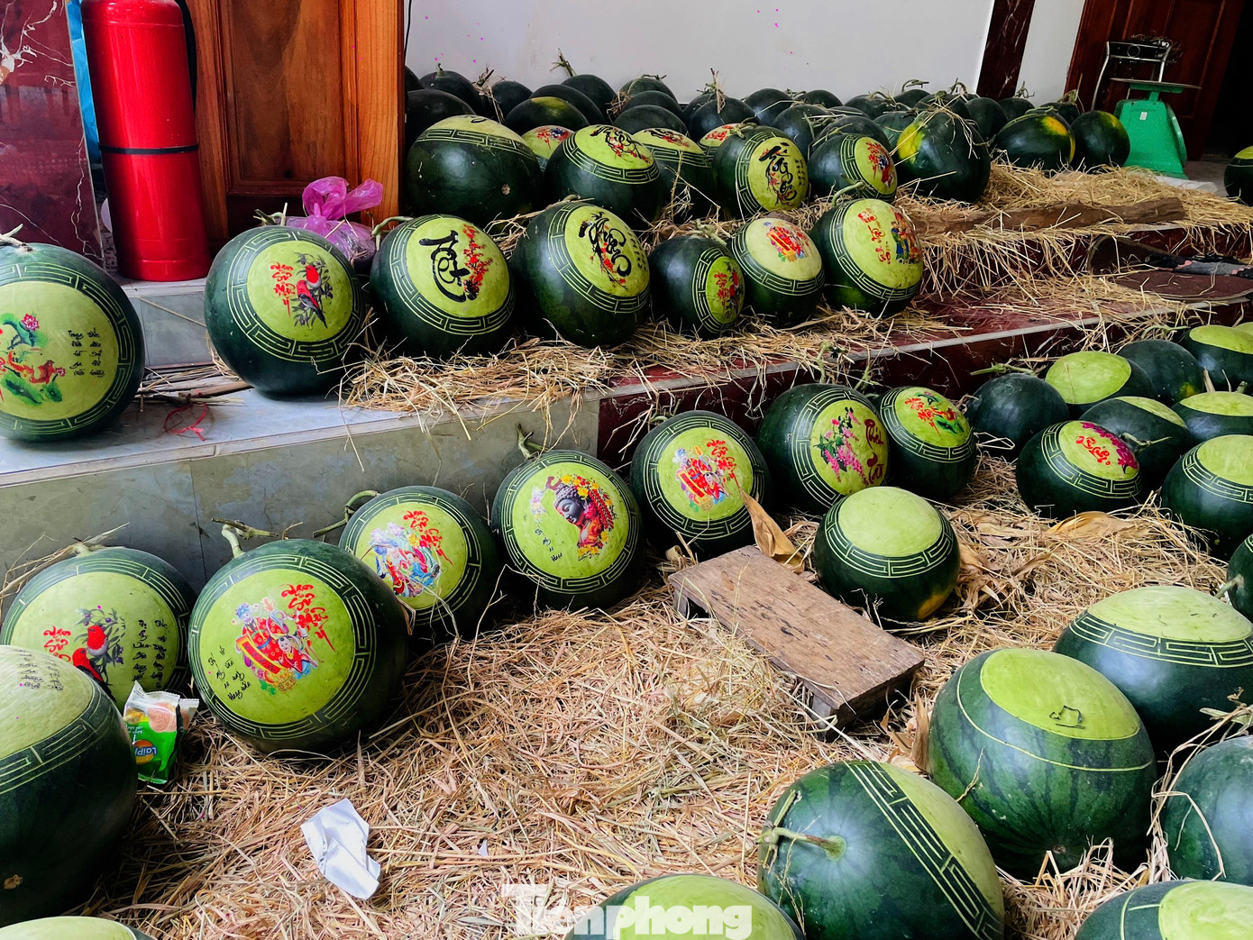 Để làm nên một sản phẩm cắt tỉa dưa hấu hoàn chỉnh đòi hỏi sự khéo léo và tâm huyết của mỗi người thợ. Các công đoạn vẽ, tô, xịt, khắc, sơn để tạo nên một hình khắc hoàn chỉnh đều rất cầu kỳ, chỉ cần sơ sẩy là có thể sẽ hỏng cả quả dưa hấu.