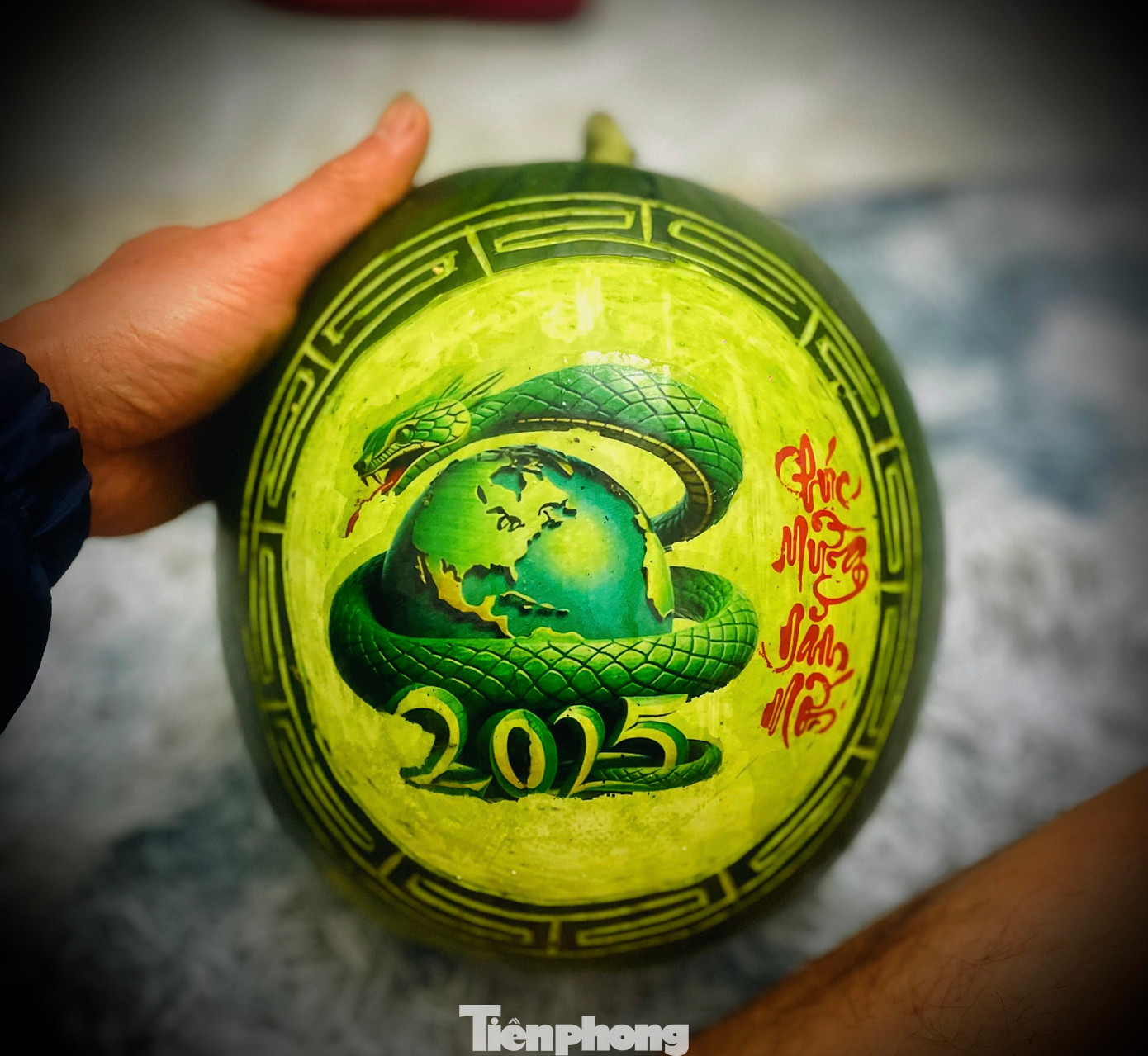 Những quả dưa hấu được trang trí độc đáo và khắc tỉa hình rồng phượng, chữ tài lộc càng tới sát Tết càng đắt khách do nhu cầu của người tiêu dùng tăng vọt.