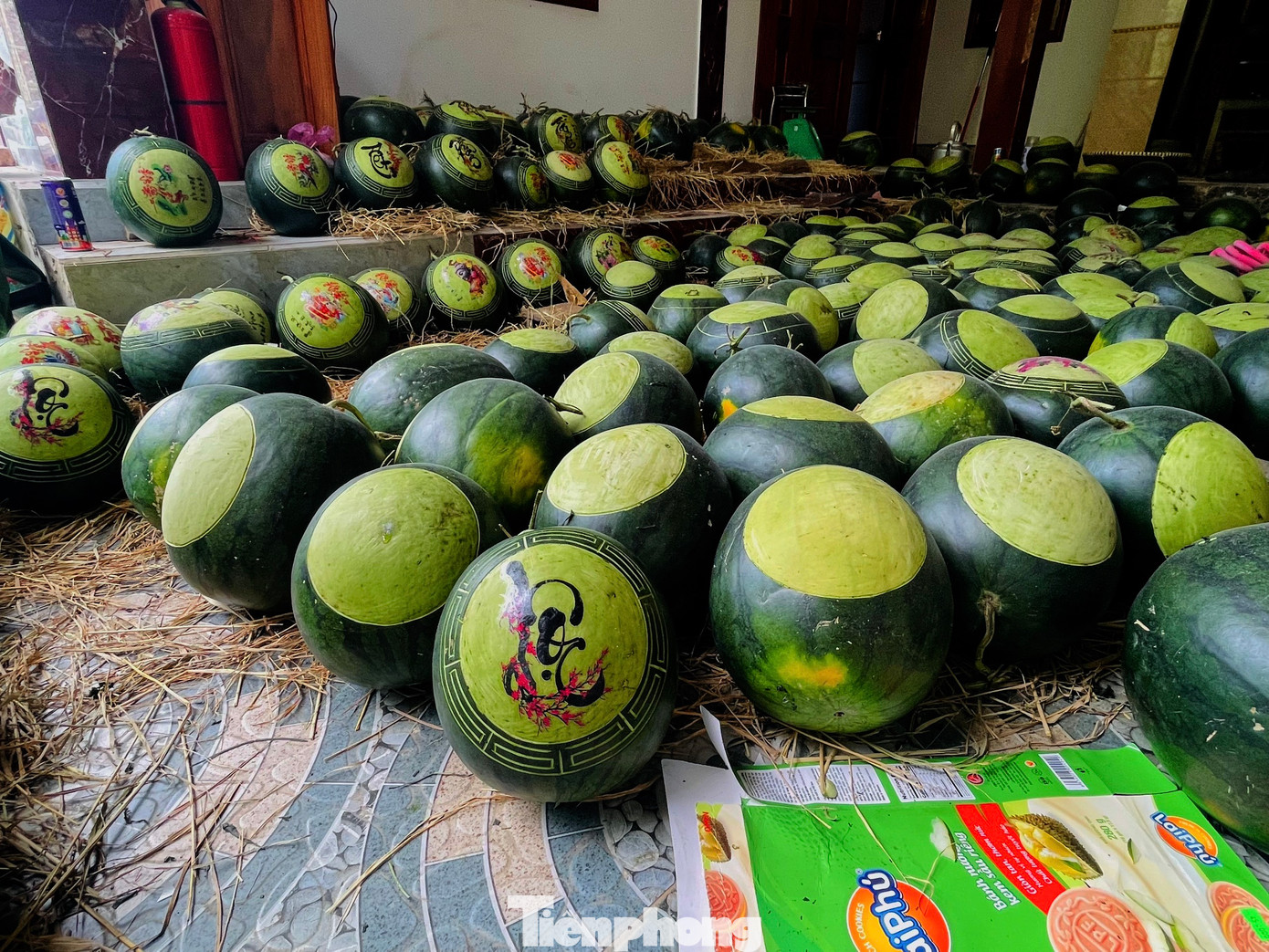 Dưa hấu qua những lưỡi dao tỉa, khắc tinh tế đã nhanh chóng được tạo thành các hình dạng bắt mắt phục vụ cho dịp chưng Tết.