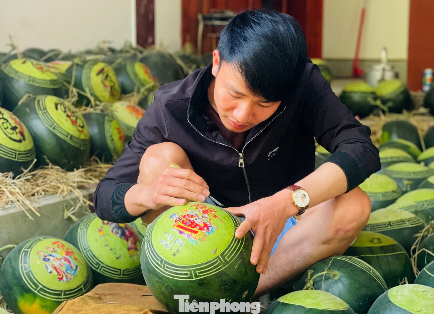 Anh Thiết dùng dao nạo quả, bút… là những "dụng cụ nhà bếp" để nạo lớp vỏ xanh bên ngoài trước khi sẽ tạo hình lên trên vỏ dưa.