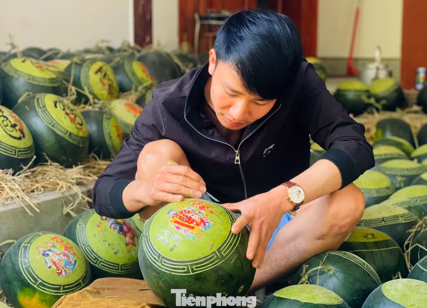 Anh Thiết dùng dao nạo quả, bút… là những "dụng cụ nhà bếp" để nạo lớp vỏ xanh bên ngoài trước khi sẽ tạo hình lên trên vỏ dưa.