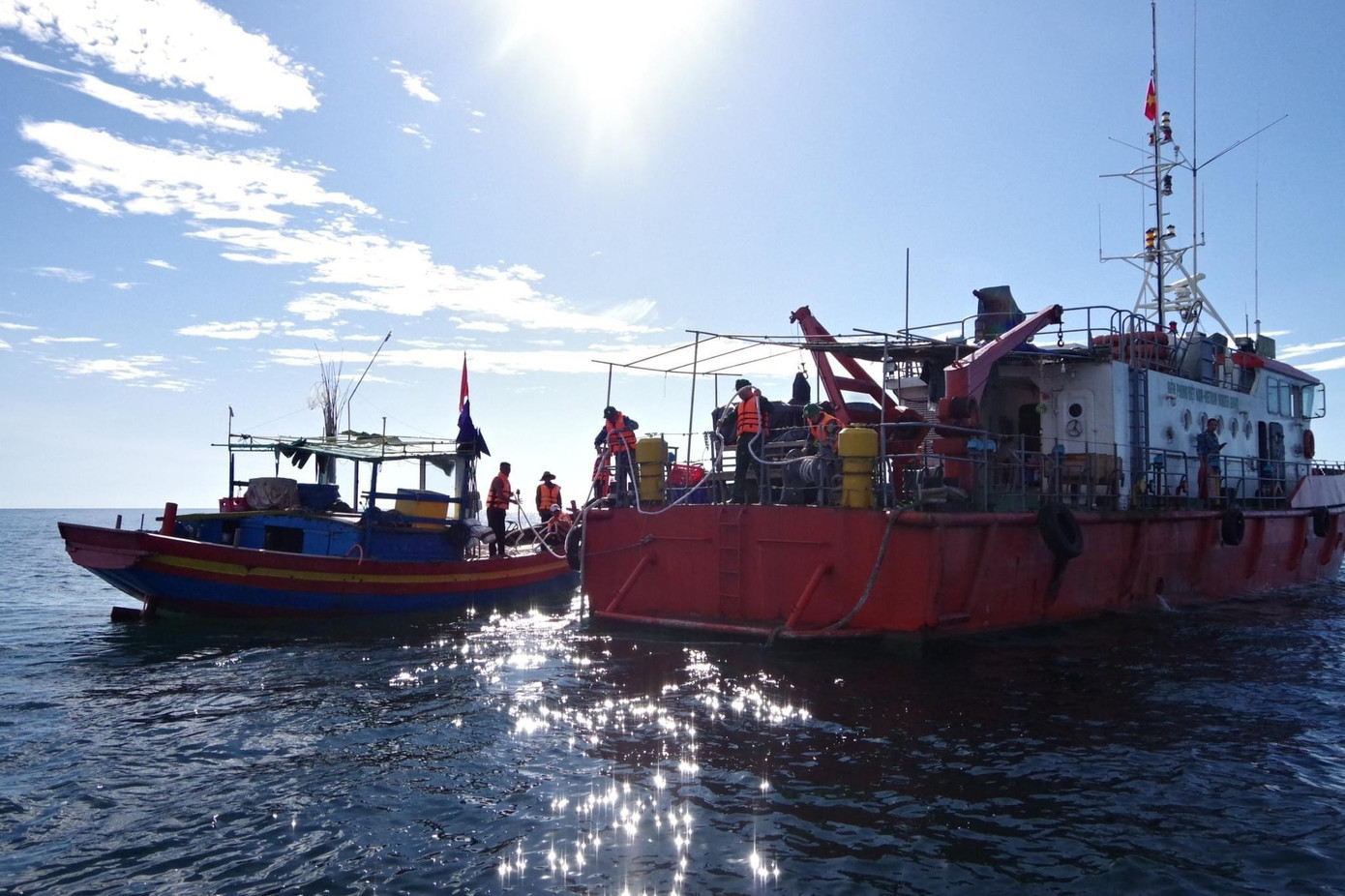 Lực lượng chức năng hỗ trợ đưa tàu gặp nạn vào bờ. Lực lượng chức năng hỗ trợ đưa tàu gặp nạn vào bờ.