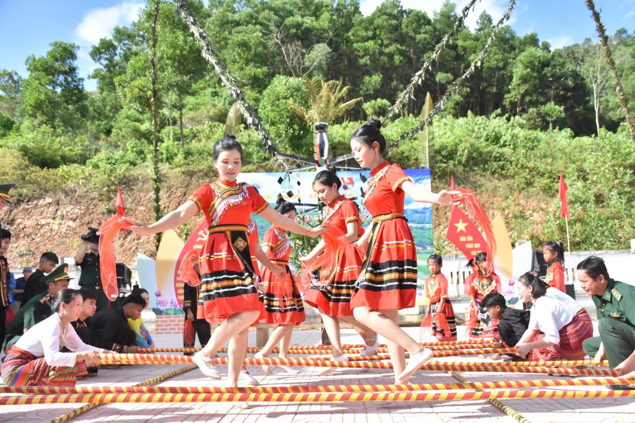 Tiết mục biểu diễn truyền thống tại Tết Lấp Lỗ.