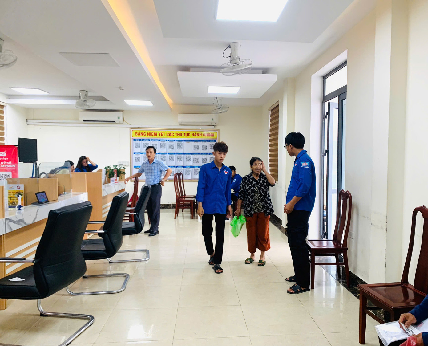 Các đội hình được phân công trực tại các điểm tiếp nhận và trả kết quả thủ tục hành chính, đảm bảo hỗ trợ thao tác, hướng dẫn quy trình và phổ biến kiến thức số cho người dân, đặc biệt là các nhóm yếu thế như người già, người không sử dụng điện thoại thông minh.