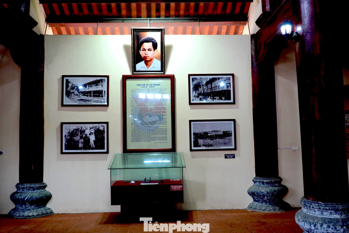 Bên trong nhà tưởng niệm trưng bày một số hình ảnh địa danh nơi Lý Tự Trọng sinh ra, lớn lên, hoạt động cách mạng và nơi anh bị giam giữ. Bên trong nhà tưởng niệm trưng bày một số hình ảnh địa danh nơi Lý Tự Trọng sinh ra, lớn lên, hoạt động cách mạng và nơi anh bị giam giữ.