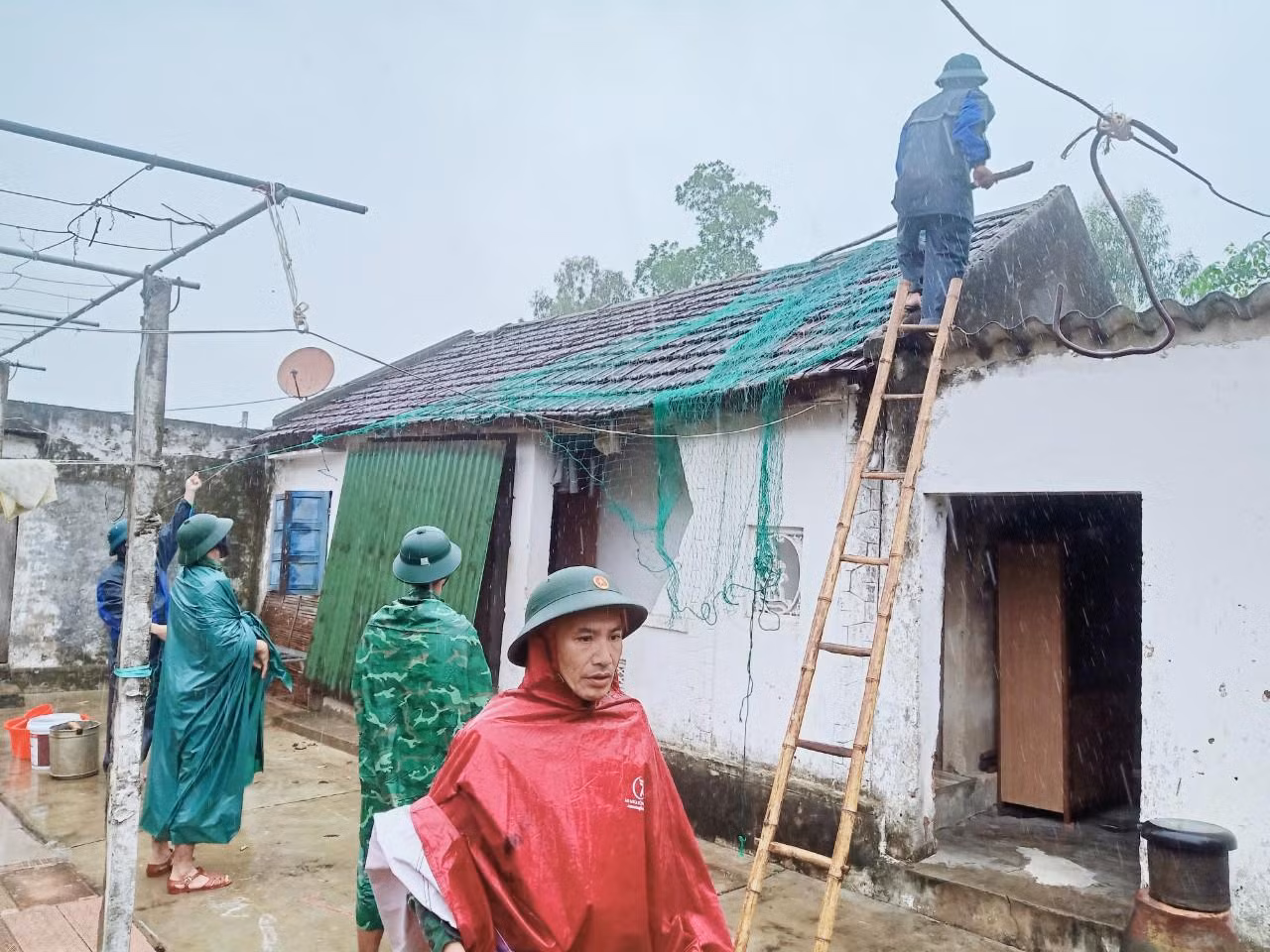 Tại các địa phương ven biển, người dân gia cố lại nhà cửa, chặt hạ cây cối để tránh thiệt hại khi bão đổ bộ vào đất liền.