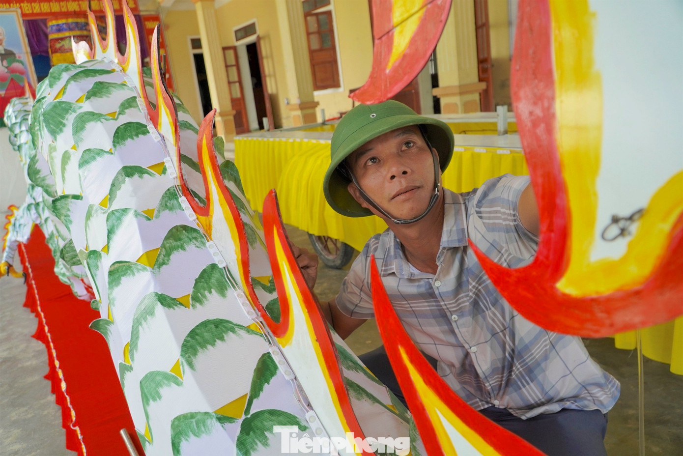 "Mục đích làm đèn nhằm phục vụ các cháu vui chơi trung thu, chào mừng năm học mới. Mấy năm trước thôn cũng tổ chức làm đèn hình cá, hình ngôi sao. Đây là lần đầu tiên làm linh vật với kích cỡ lớn, dài vì rất cầu kỳ nên mất nhiều thời gian. Những ngày qua mọi người đều phải tranh thủ làm ngày, làm đêm cho xong", ông Dương Minh Bằng, trưởng thôn Thắng Lợi cho hay.