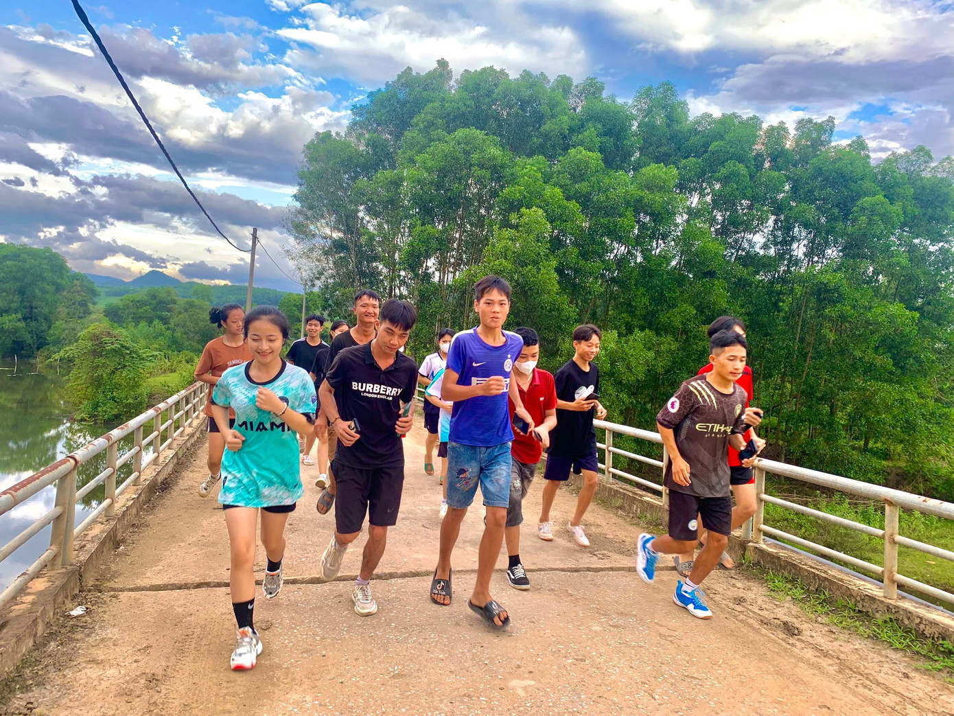 Rất nhiều bạn trẻ cùng tham gia chương trình.