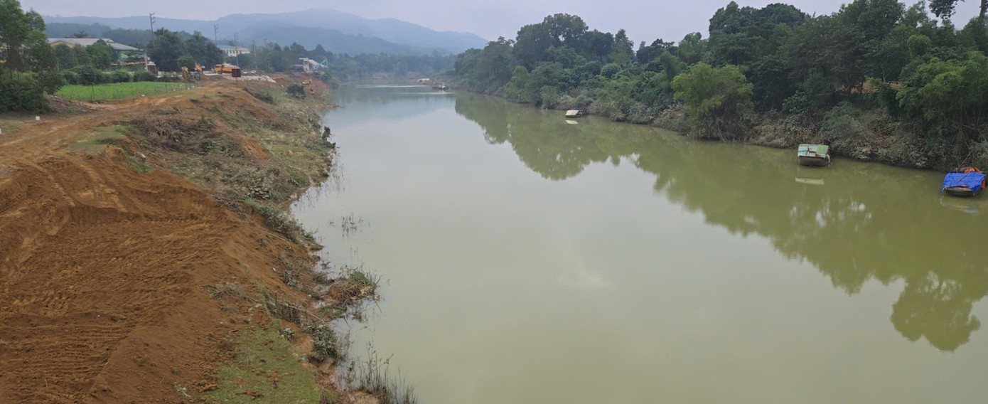 Khu vực bờ sông nơi thường xuyên xảy ra tình trạng sạt lở. Khu vực bờ sông nơi thường xuyên xảy ra tình trạng sạt lở.