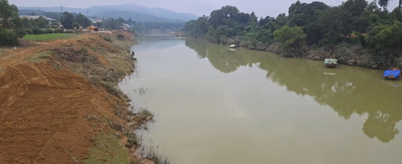 Khu vực bờ sông nơi thường xuyên xảy ra tình trạng sạt lở. Khu vực bờ sông nơi thường xuyên xảy ra tình trạng sạt lở.
