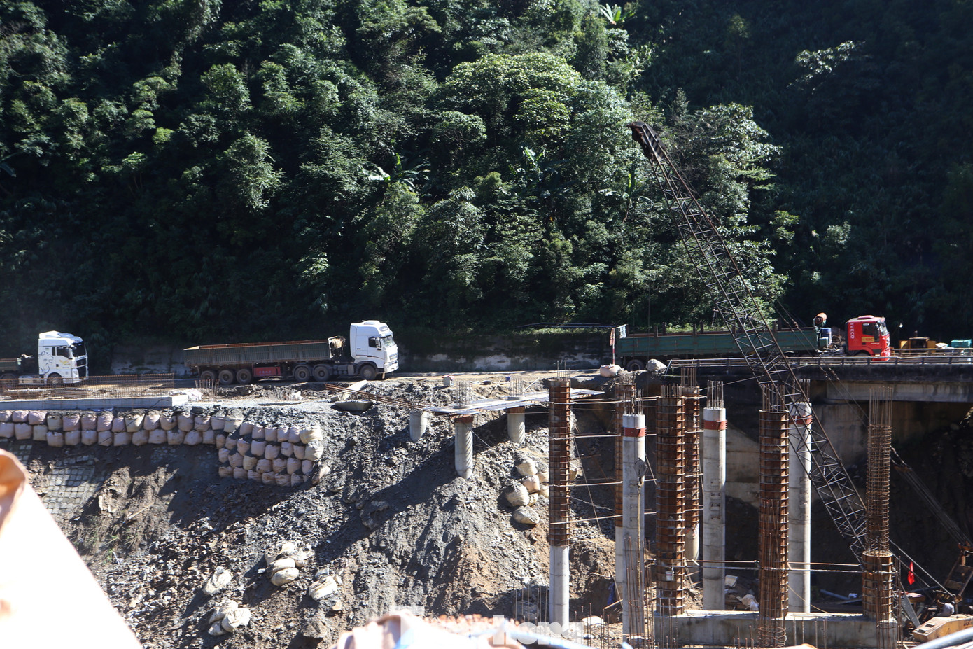 Quốc lộ 8A là tuyến độc đạo lên Cửa khẩu quốc tế Cầu Treo (huyện Hương Sơn, tỉnh Hà Tĩnh). Đây cũng là tuyến đường từng được mệnh danh là con đường đẹp nhất Việt Nam năm 1999, nhưng, nay là nỗi ám ảnh của cánh tài xế. Quốc lộ 8A là tuyến độc đạo lên Cửa khẩu quốc tế Cầu Treo (huyện Hương Sơn, tỉnh Hà Tĩnh). Đây cũng là tuyến đường từng được mệnh danh là con đường đẹp nhất Việt Nam năm 1999, nhưng, nay là nỗi ám ảnh của cánh tài xế.