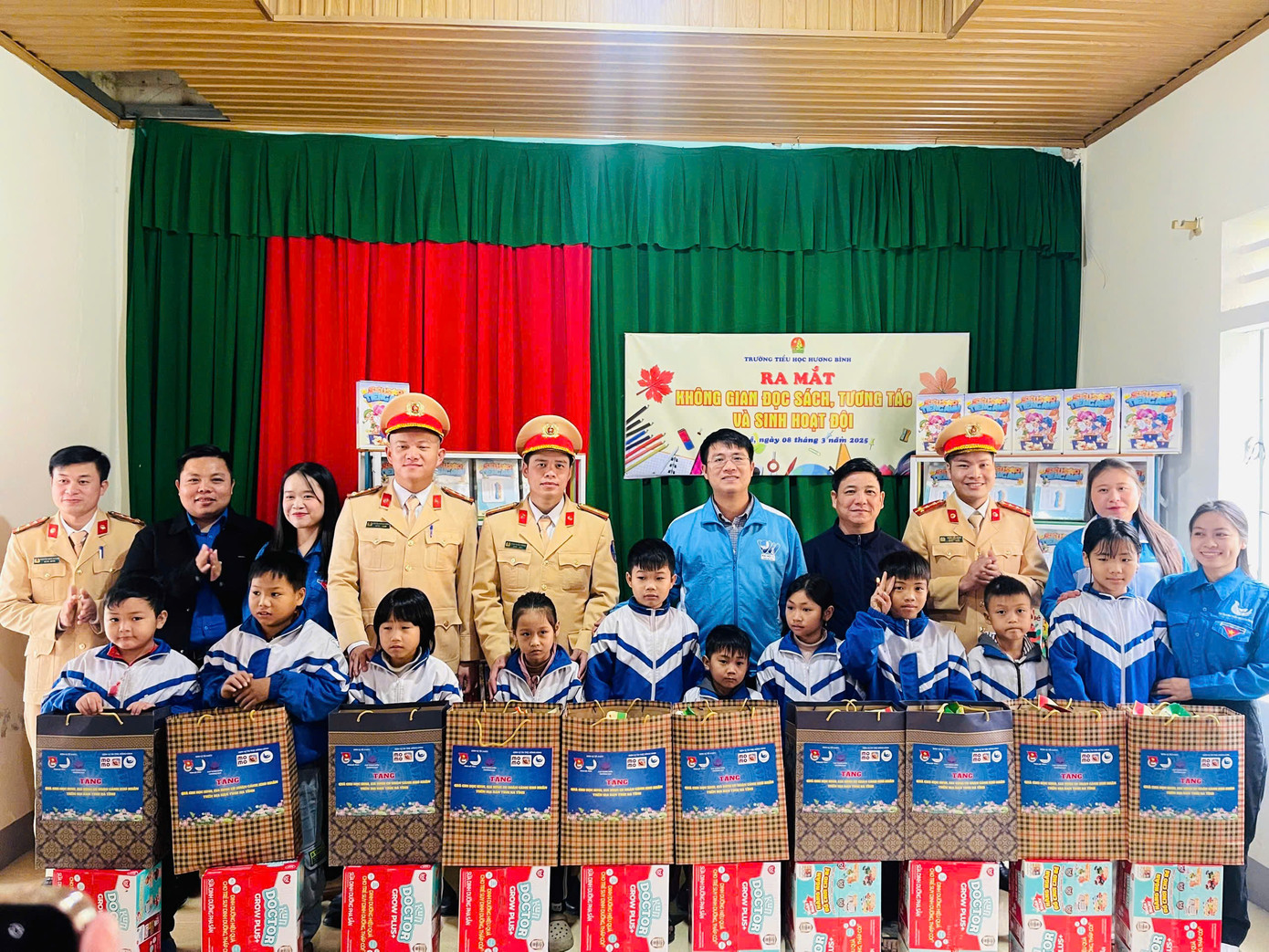 Nhiều hoạt động ý nghĩa đã được triển khai như trao 30 suất học bổng “Tiếp sức đến trường”; trao 2 tủ sách “Thắp sáng tri thức”...