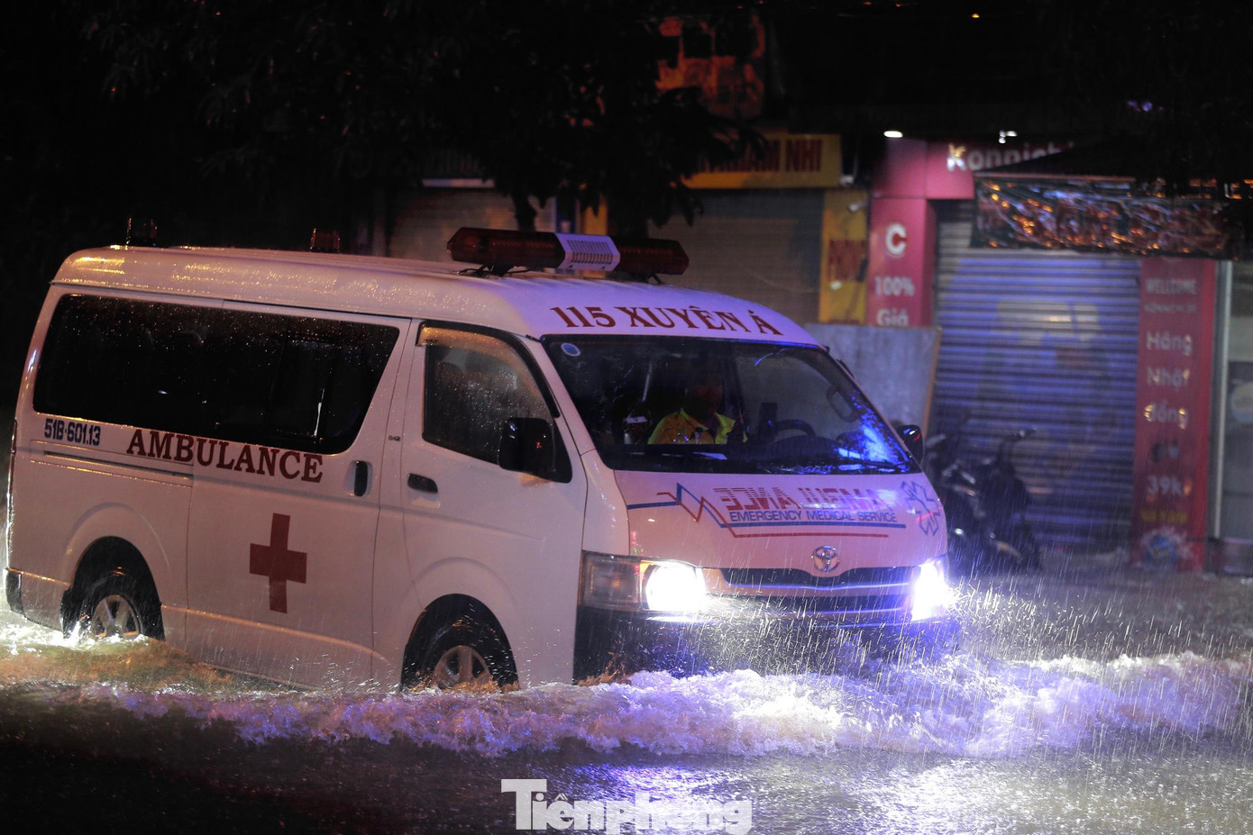 Xe 115 di chuyển qua tuyến đường ngập cũng gặp nhiều khó khăn. Xe 115 di chuyển qua tuyến đường ngập cũng gặp nhiều khó khăn.