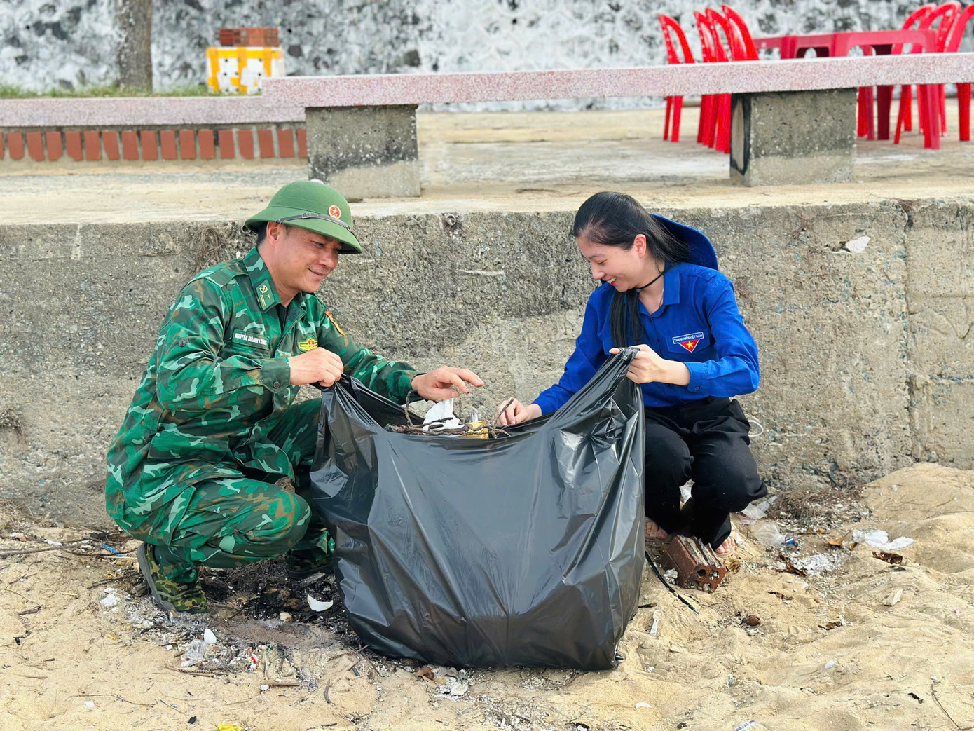Chương trình thu hút gần 200 cán bộ Đoàn, hội viên thanh niên và lực lượng vũ trang trên địa bàn tham gia. Với tinh thần xung kích, nhiệt huyết của tuổi trẻ, các đoàn viên, thanh niên, cán bộ và chiến sĩ đã chia thành từng nhóm nhỏ, tổ chức dọn vệ sinh, thu gom rác thải, phân loại và xử lý rác đúng quy định dọc tuyến bờ biển Thiên Cầm. Chương trình thu hút gần 200 cán bộ Đoàn, hội viên thanh niên và lực lượng vũ trang trên địa bàn tham gia. Với tinh thần xung kích, nhiệt huyết của tuổi trẻ, các đoàn viên, thanh niên, cán bộ và chiến sĩ đã chia thành từng nhóm nhỏ, tổ chức dọn vệ sinh, thu gom rác thải, phân loại và xử lý rác đúng quy định dọc tuyến bờ biển Thiên Cầm.