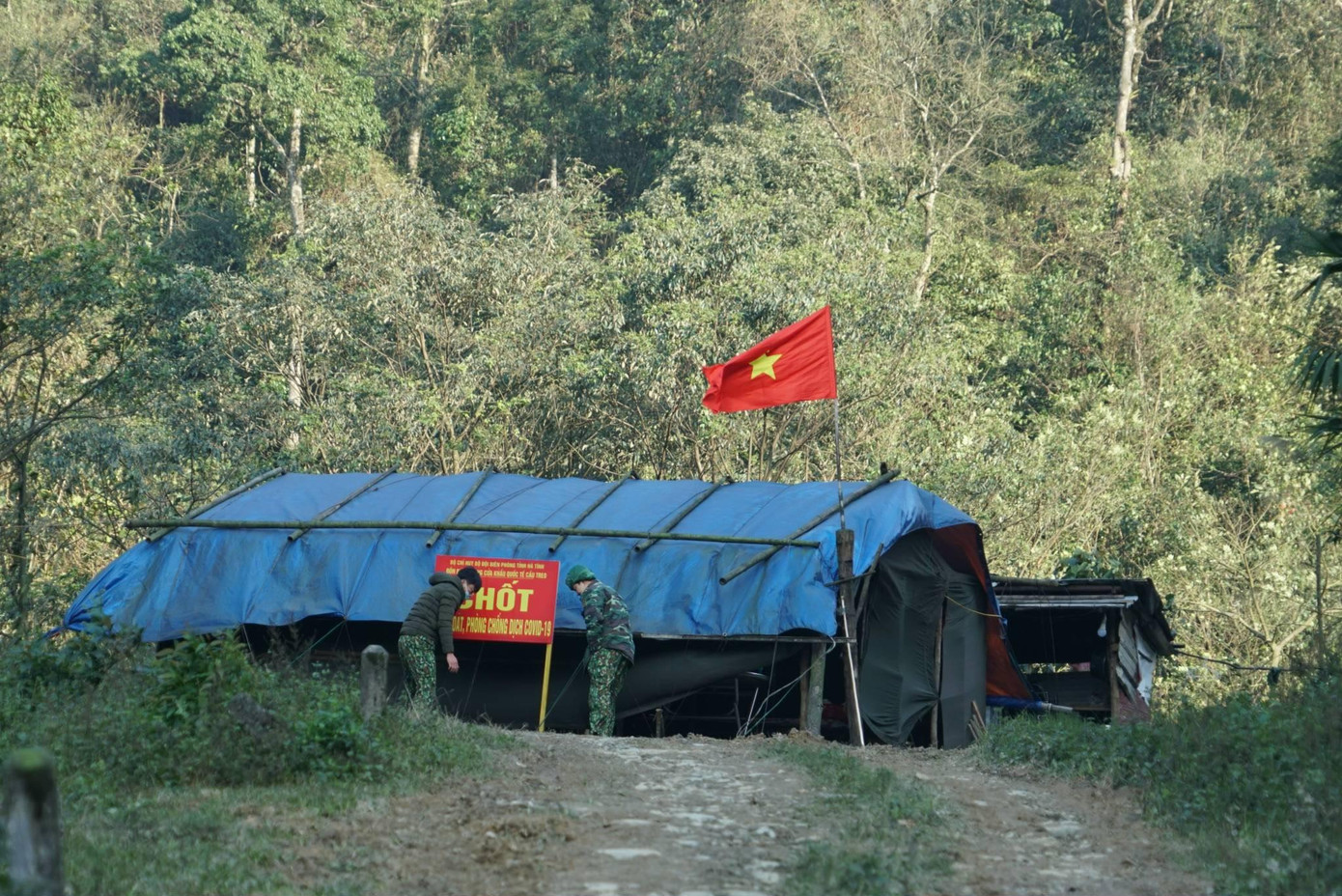 Những điểm chốt phòng dịch được đặt ở đường biên chặn người vượt biên trái phép vào nội địa.