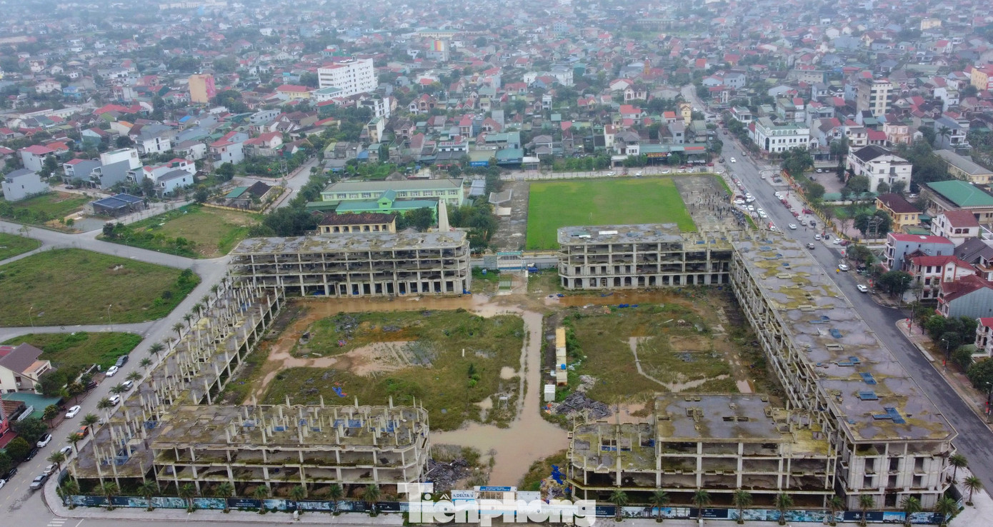 Đây được đánh giá là khu "đất vàng" khi dự án tiếp giáp 4 mặt tiền đường lớn, gồm Nguyễn Huy Tự, Nguyễn Huy Oánh, Bùi Dương Lịch và Phan Kính (thuộc phường Nguyễn Du, TP Hà Tĩnh).