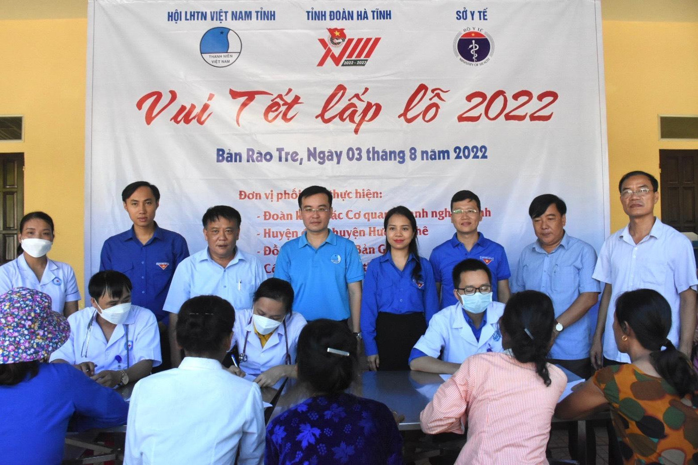 Tại chương trình, ban tổ chức phối hợp khám, cấp phát thuốc cho bà con dân tộc Chứt. (Ảnh HN)