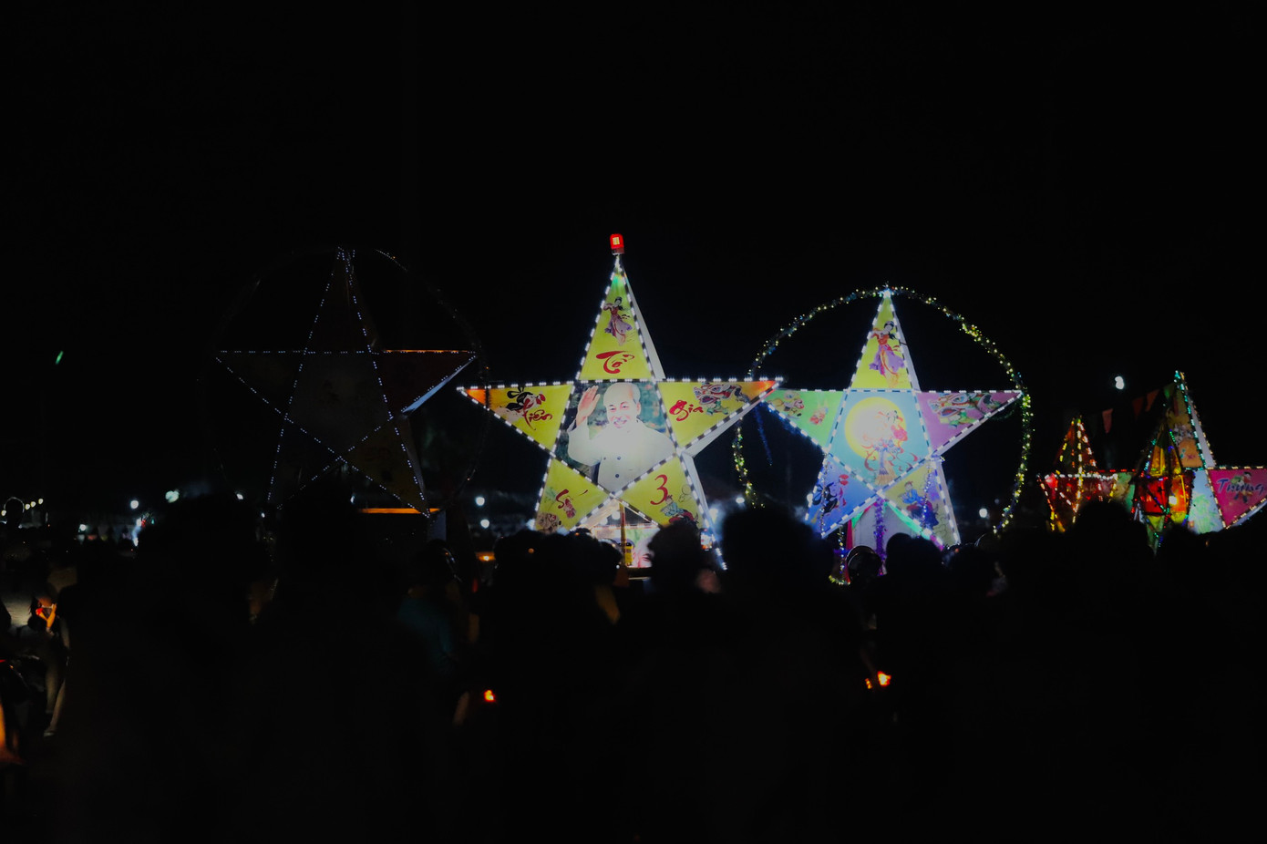 Đoàn rước những chiếc đèn trung thu khổng lồ qua các tuyến đường như đường Đào Tấn, Trần Phú, Nguyễn Du, Xuân Diệu, Nguyễn Huy Oánh, Xô Viết Nghệ Tĩnh...