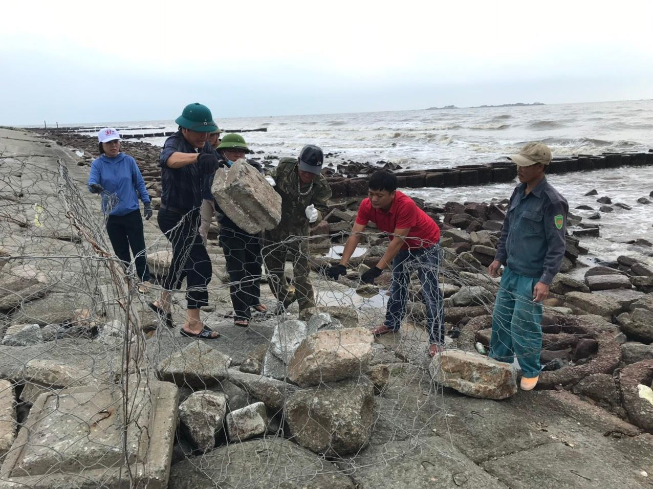 Tại khu vực kè đê biển có khoảng 150m với 6 điểm bị hư hỏng, sạt lở do bị sóng đánh, biển xâm thực.