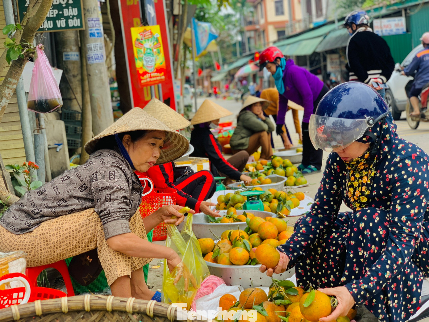 Sau Tết, lượng người mua cam làm quà biếu tăng nhiều, dù cam giá cao nhưng lượng tiêu thụ vẫn mạnh.