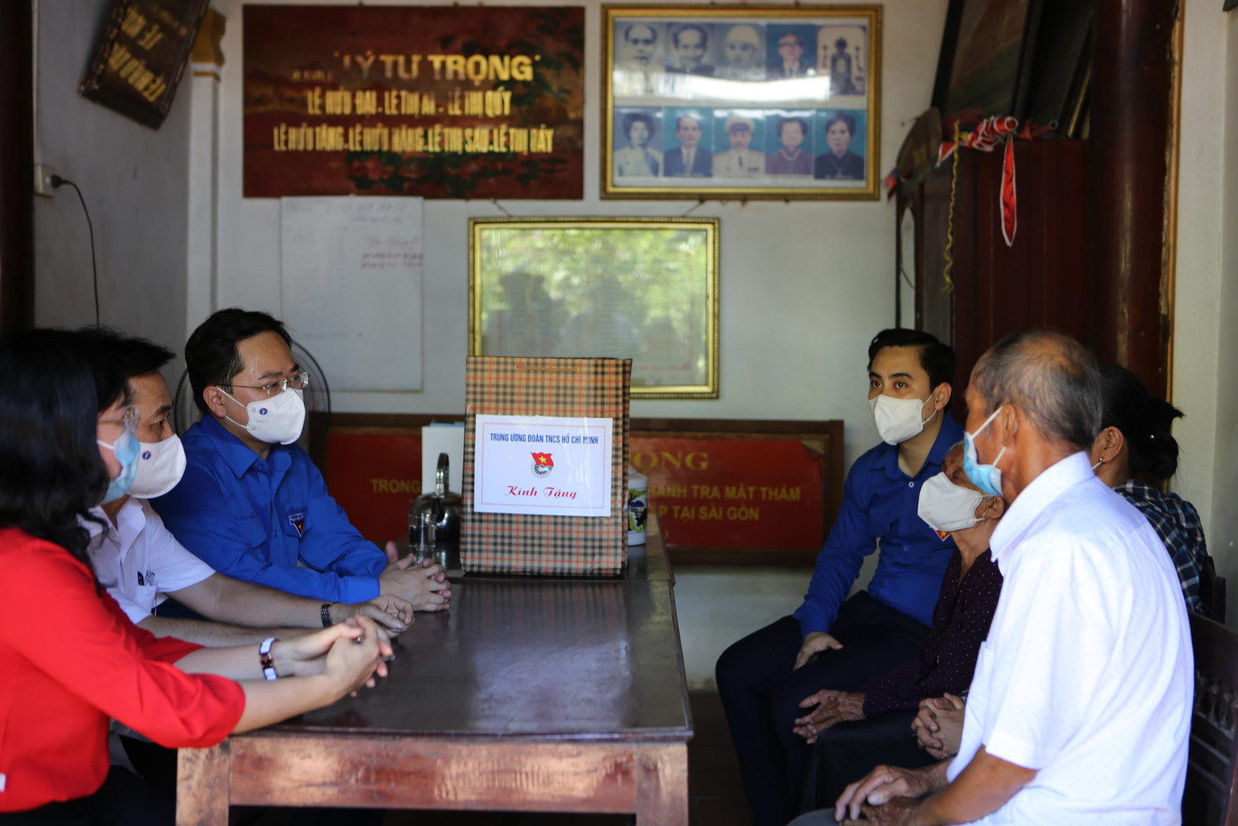 Sau khi dâng hương tại Khu tưởng niệm anh hùng liệt sỹ Lý Tự Trọng, đoàn công tác trao tặng quà thân nhân của anh hùng liệt sỹ Lý Tự Trọng.