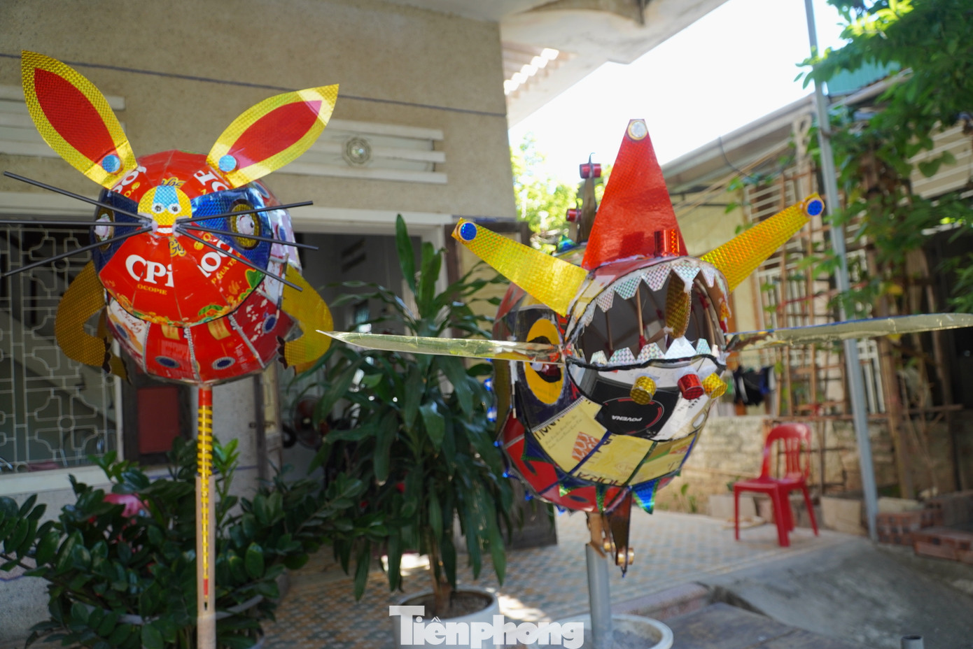 Qua bàn tay khéo léo, ông Dũng đã tạo nên những chiếc đèn trung thu đẹp mắt. Ngoài đèn ông sao, người thợ còn tạo nên đèn con cá... từ chất liệu thân thiện với môi trường.