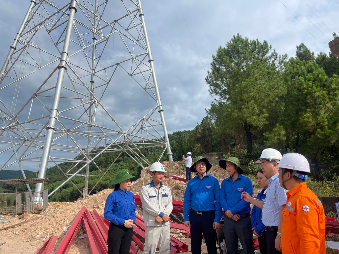 Tỉnh Đoàn đã phối hợp với Công ty Điện lực Hà Tĩnh đi khảo sát, nắm bắt tình hình tại khu vực thi công đường dây 500kV mạch 3.
