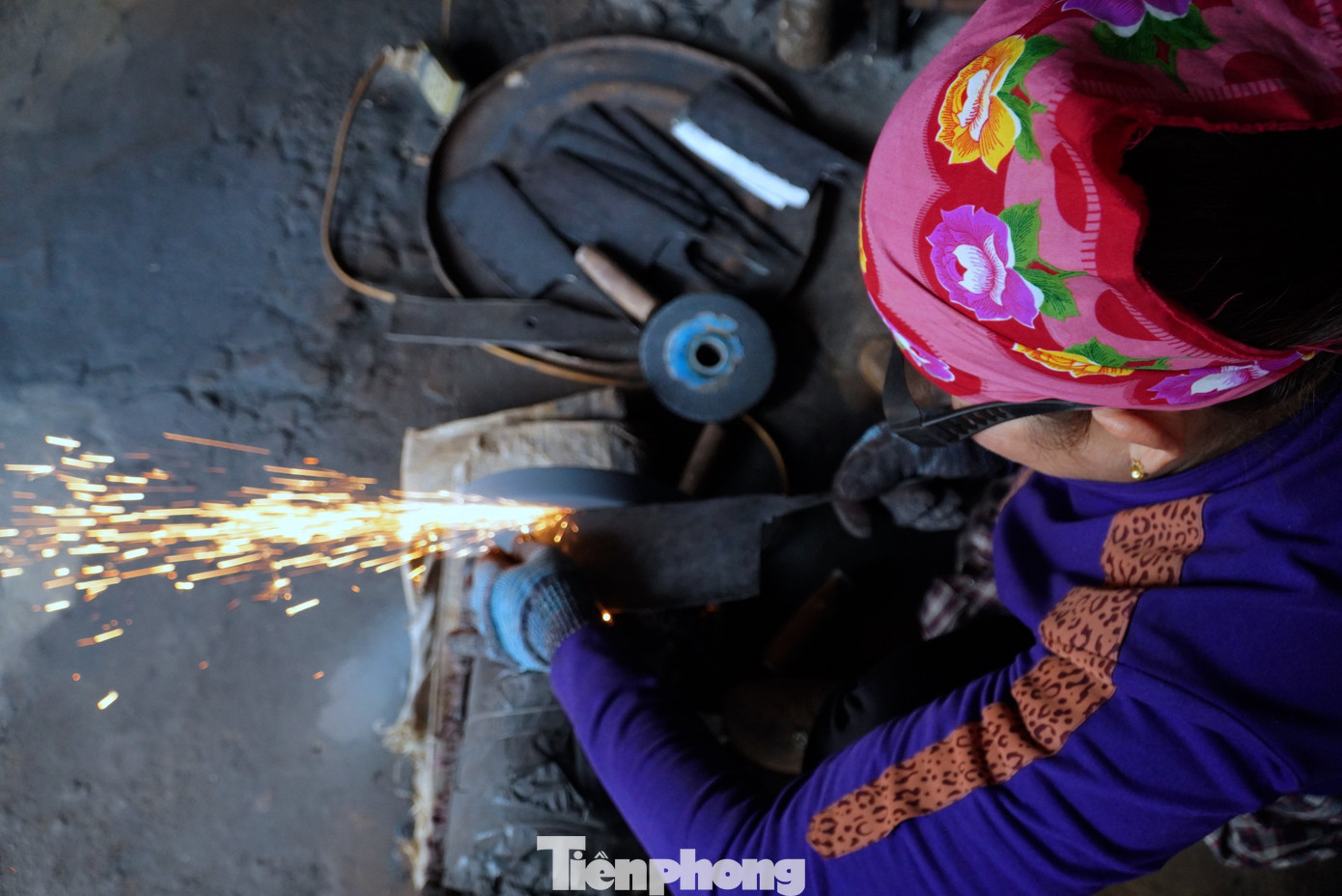 Đề làm được nghề này, người thợ đòi hỏi phải có sức khoẻ dẻo dai, chịu được sức nóng của lửa, bụi bặm của khói. Vì khi làm do có những tia lửa phát ra người thợ rèn phải đội mũ, đeo kính để bảo vệ mắt. Đề làm được nghề này, người thợ đòi hỏi phải có sức khoẻ dẻo dai, chịu được sức nóng của lửa, bụi bặm của khói. Vì khi làm do có những tia lửa phát ra người thợ rèn phải đội mũ, đeo kính để bảo vệ mắt.