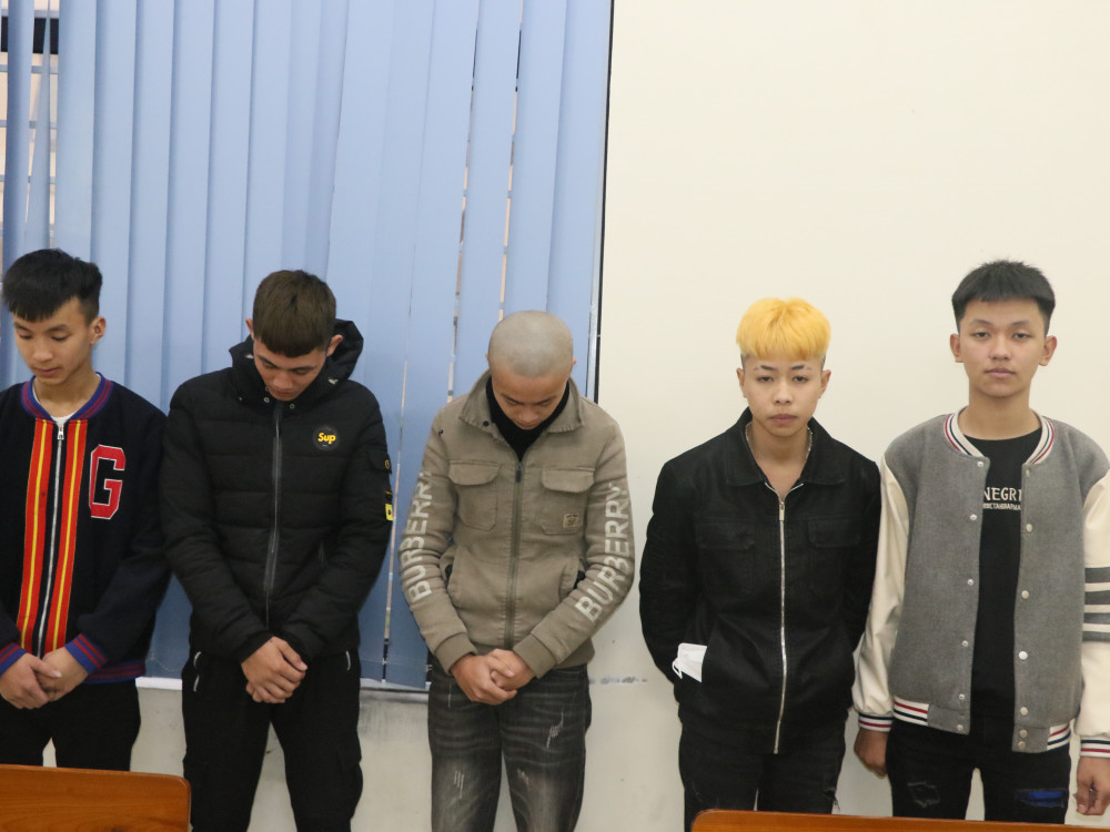 Nhóm thanh thiếu niên có hành vi bốc đầu xe máy trên quốc lộ bị khởi tố. Nhóm thanh thiếu niên có hành vi bốc đầu xe máy trên quốc lộ bị khởi tố.