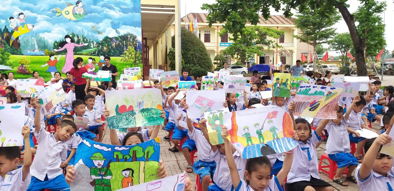 Những bức hình được các em thiếu nhi vẽ nhằm hướng đến chủ đề về Kỷ niệm 70 năm Chiến thắng Điện Biên Phủ, ca ngợi quê hương, đất nước...