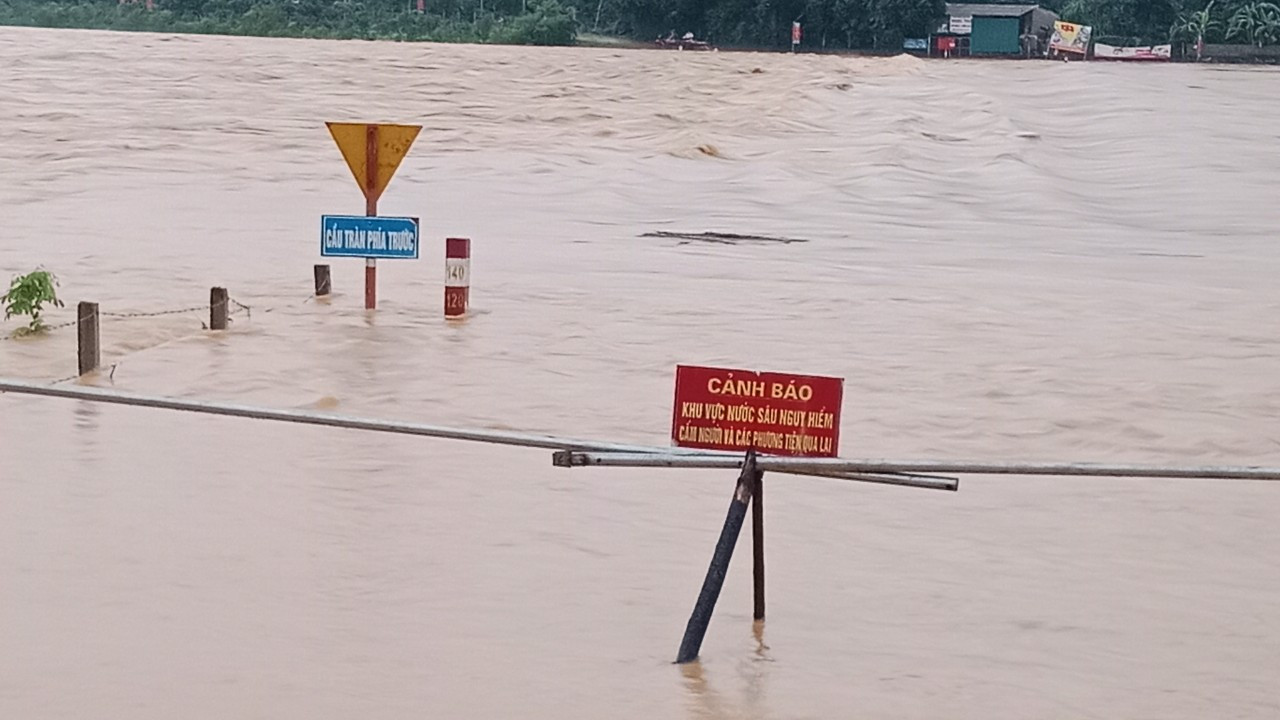 Cầu tràn tại xã Hương Trạch bị ngập sâu, làm cô lập 2 thôn.